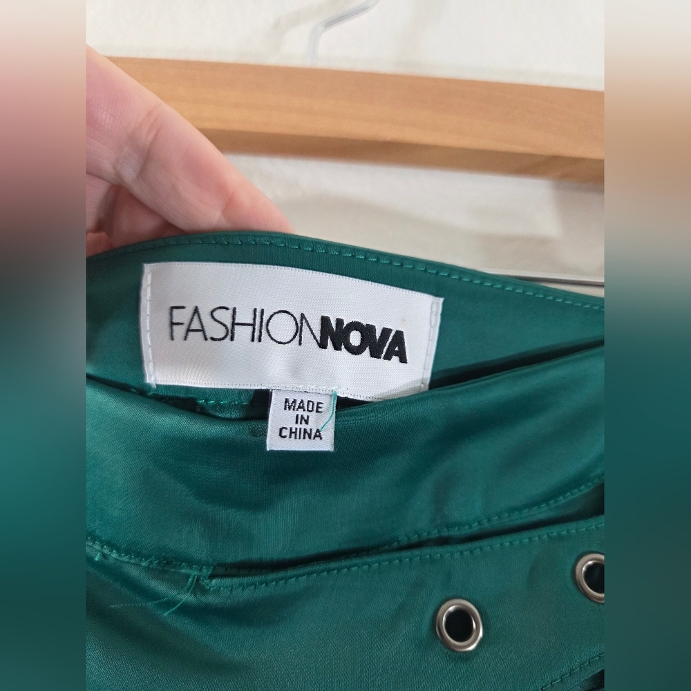 FASHION NOVA Leave It To Me Green Satin Wide Leg Jogger Style Slouch Cargo Pants - Picture 7 of 9